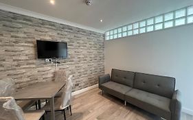Lovely 2 Bedroom With Balcony - London